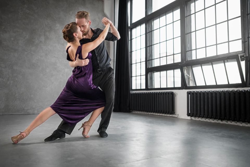 tánciskola, táncoktatás szórólap online szerkeszthető sablonokkal